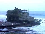 海神廟蓋在海邊的一塊巨岩上, 它是峇里島最重要的海岸廟宇之一。